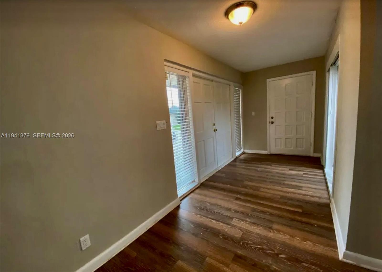 6105 Royal Poinciana Ln