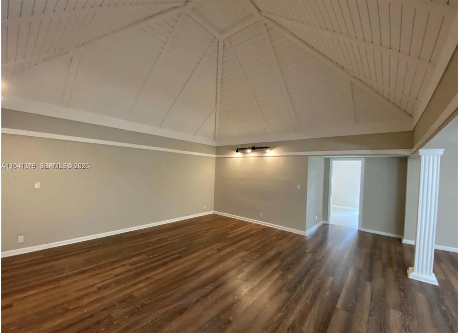 6105 Royal Poinciana Ln