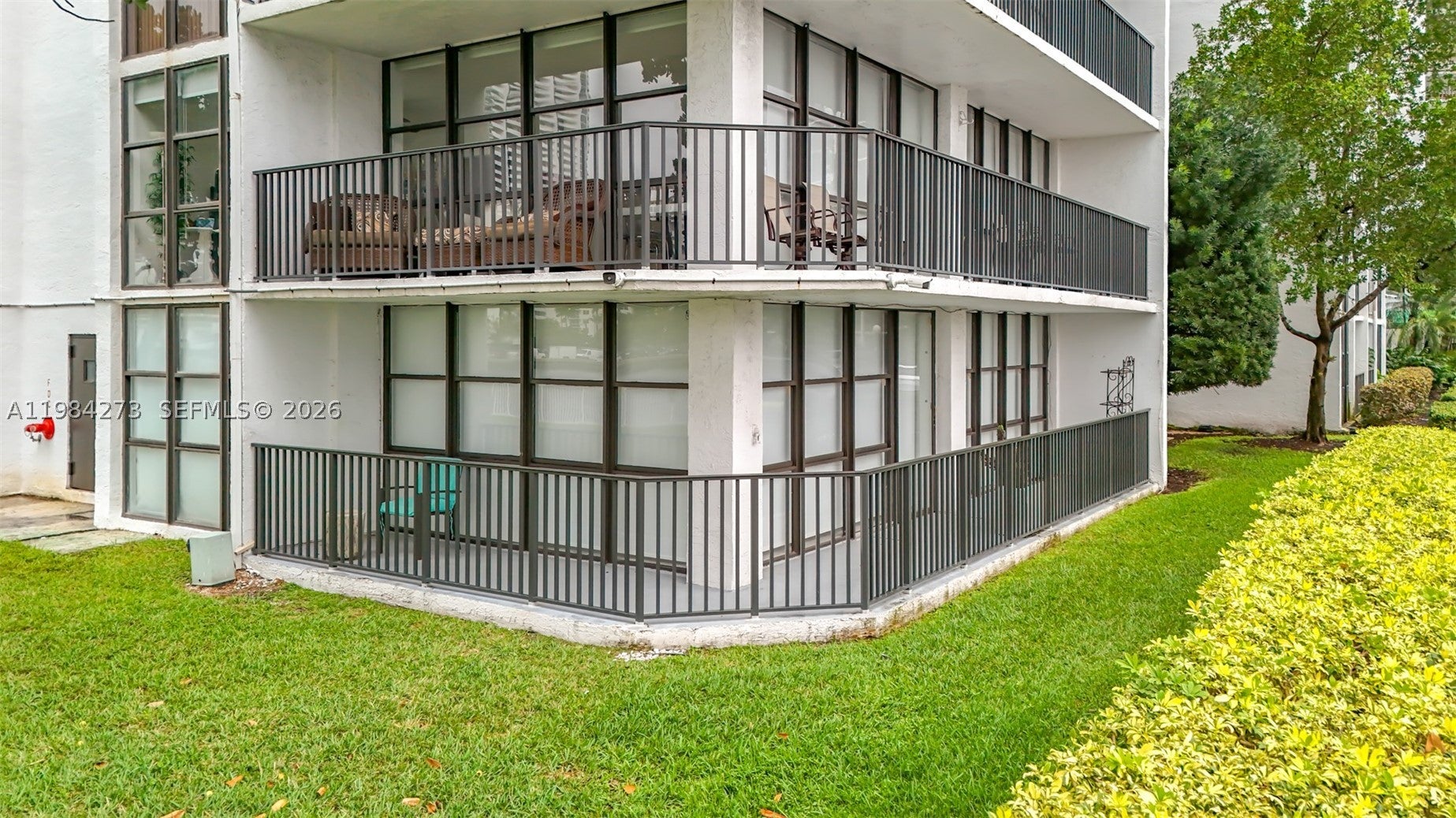 1000 Parkview Dr 121, Hallandale Beach FL 33009