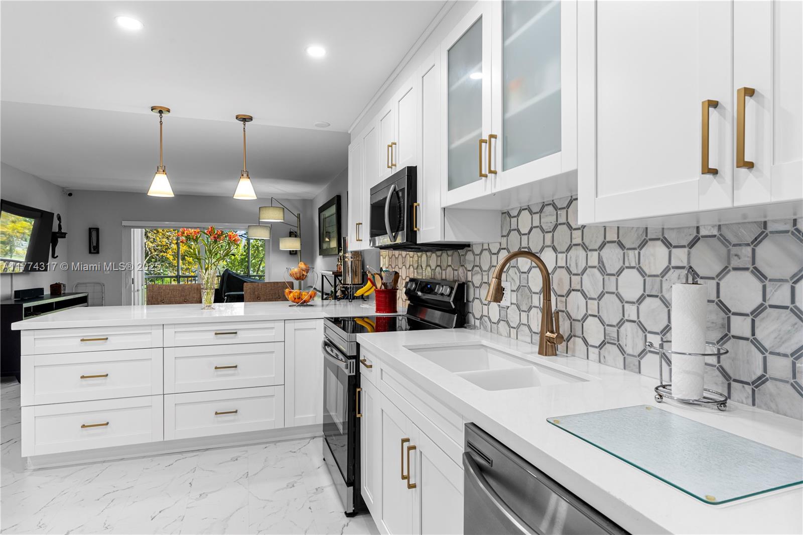 HILLCREST COUNTRY CLUB AP - Residential