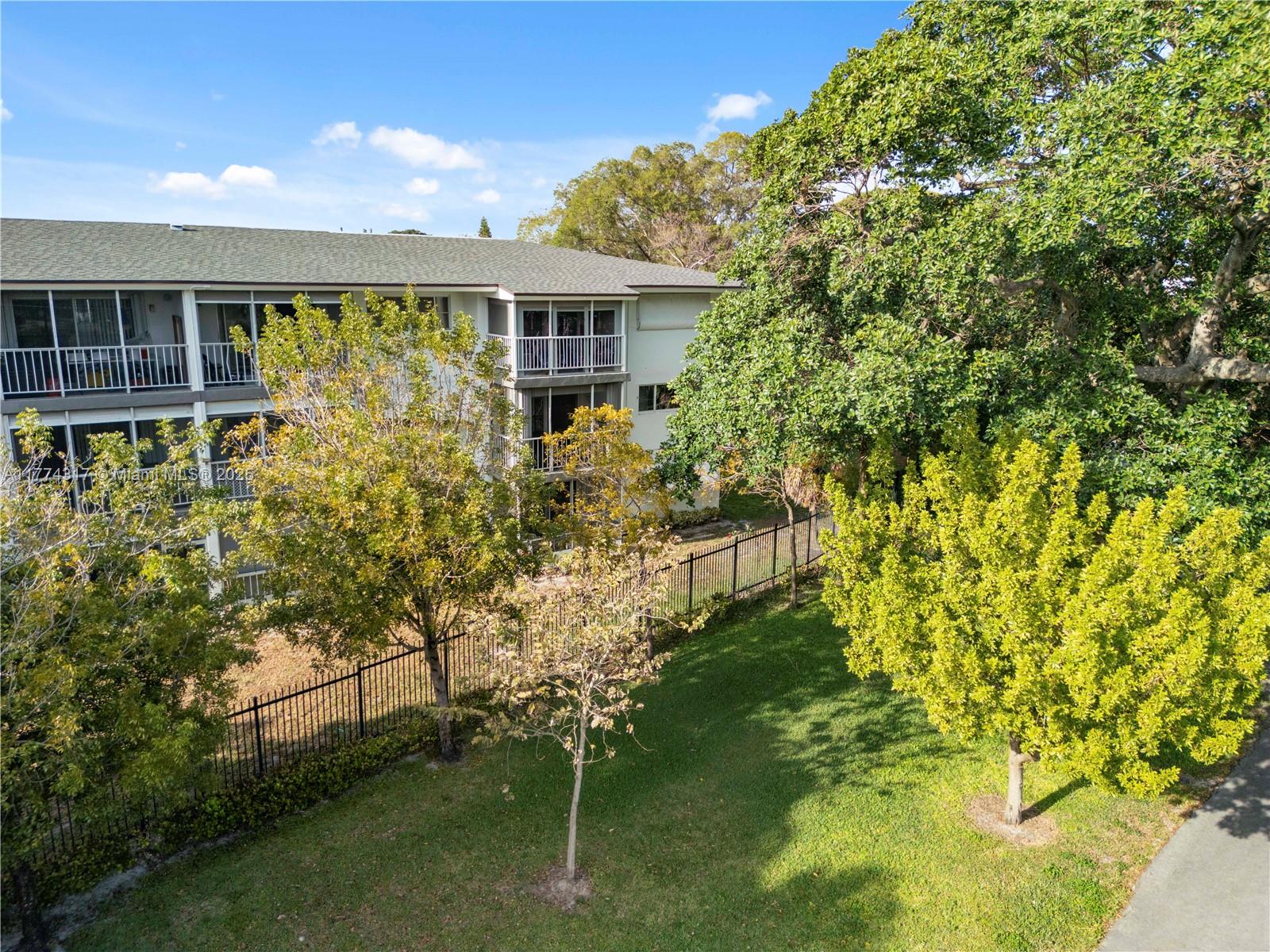 HILLCREST COUNTRY CLUB AP - Residential