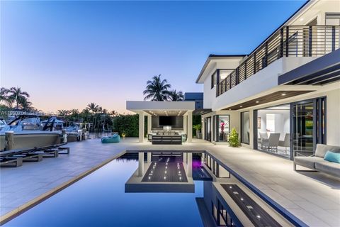 2370 Bayview Ln North Miami FL 33181