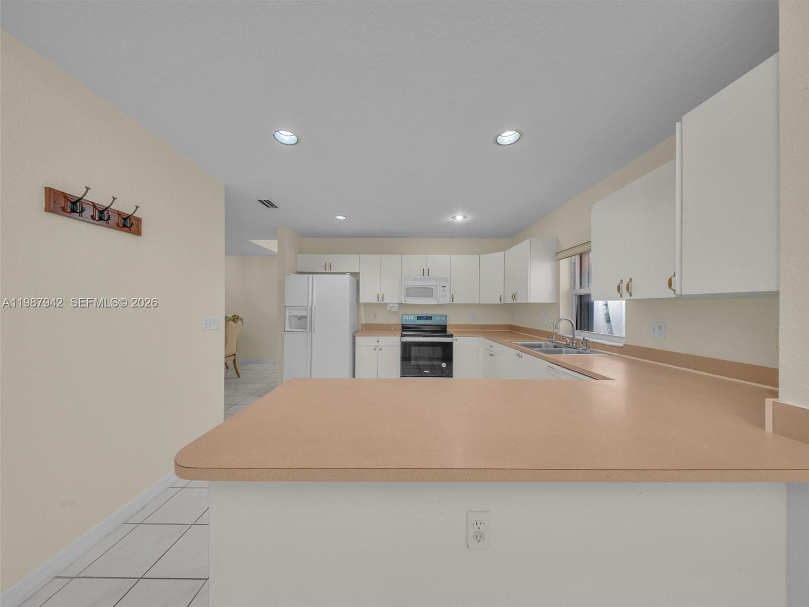 LAGO LARGO - Residential Lease