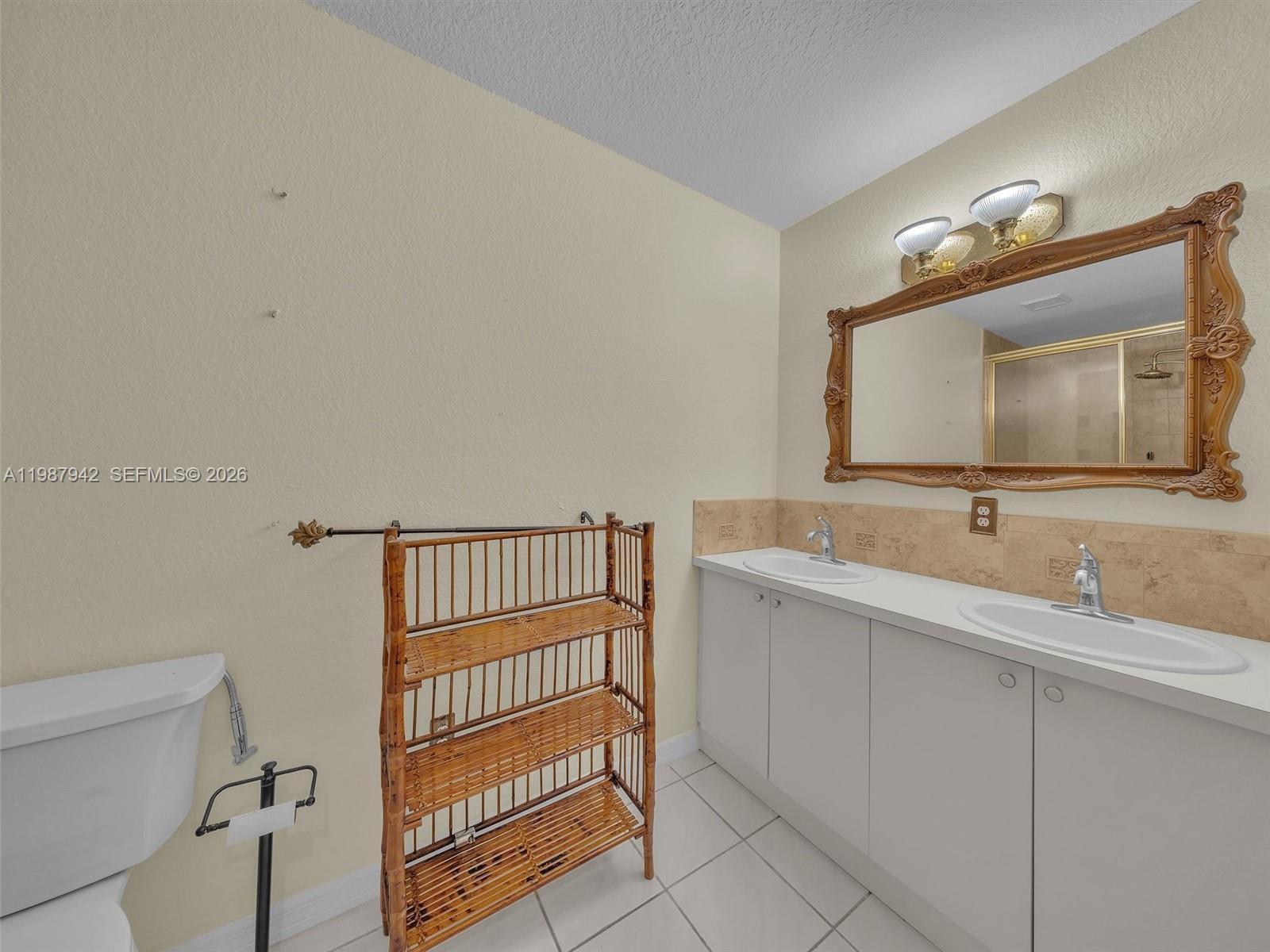 LAGO LARGO - Residential Lease