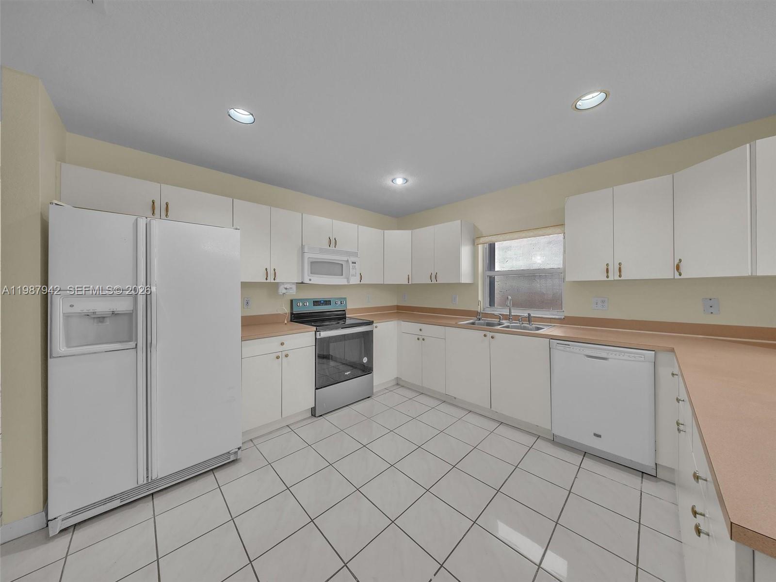 LAGO LARGO - Residential Lease