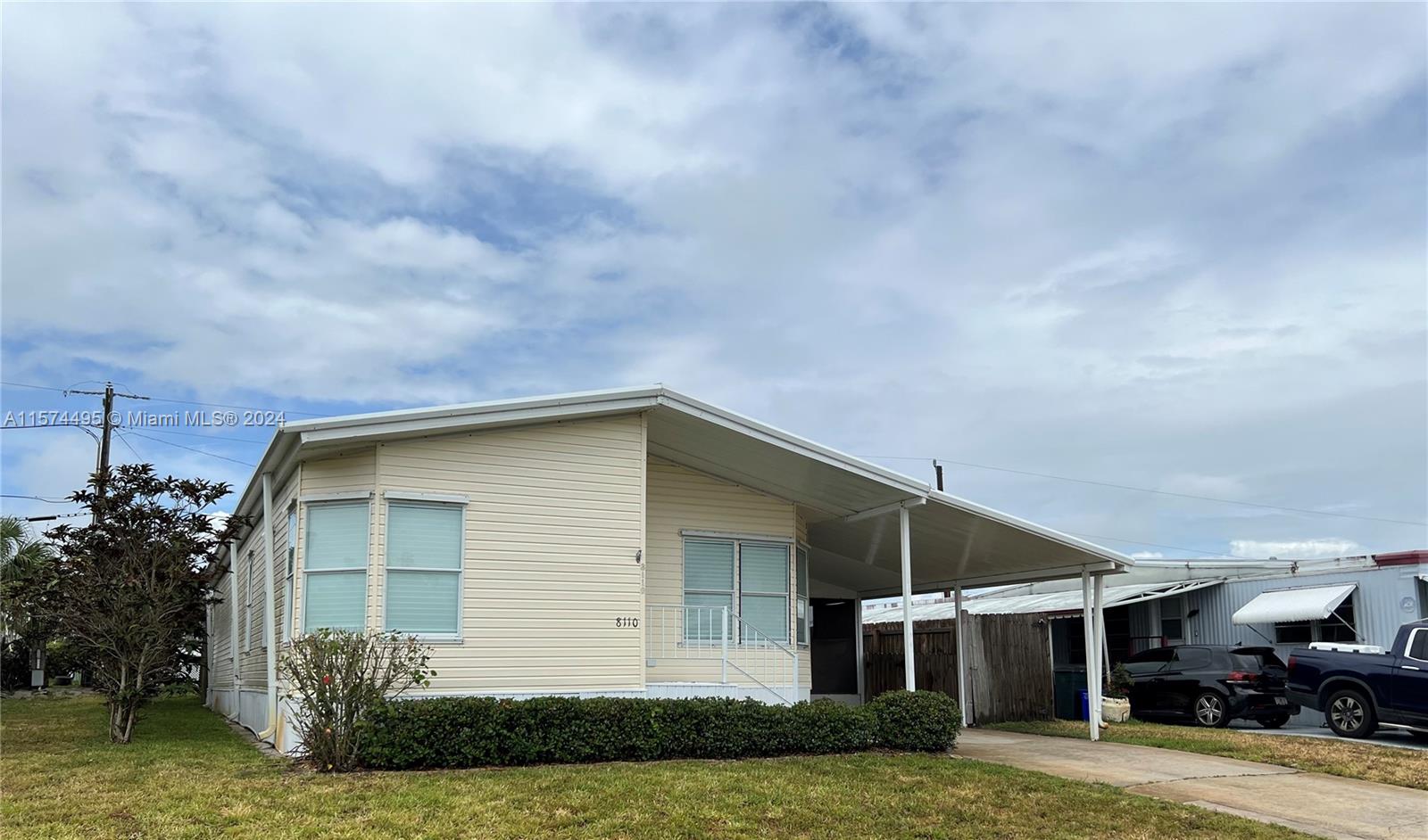 Property for Sale at 8110 Se Eagle Ave, Hobe Sound, Martin County, Florida - Bedrooms: 2 
Bathrooms: 2  - $249,000