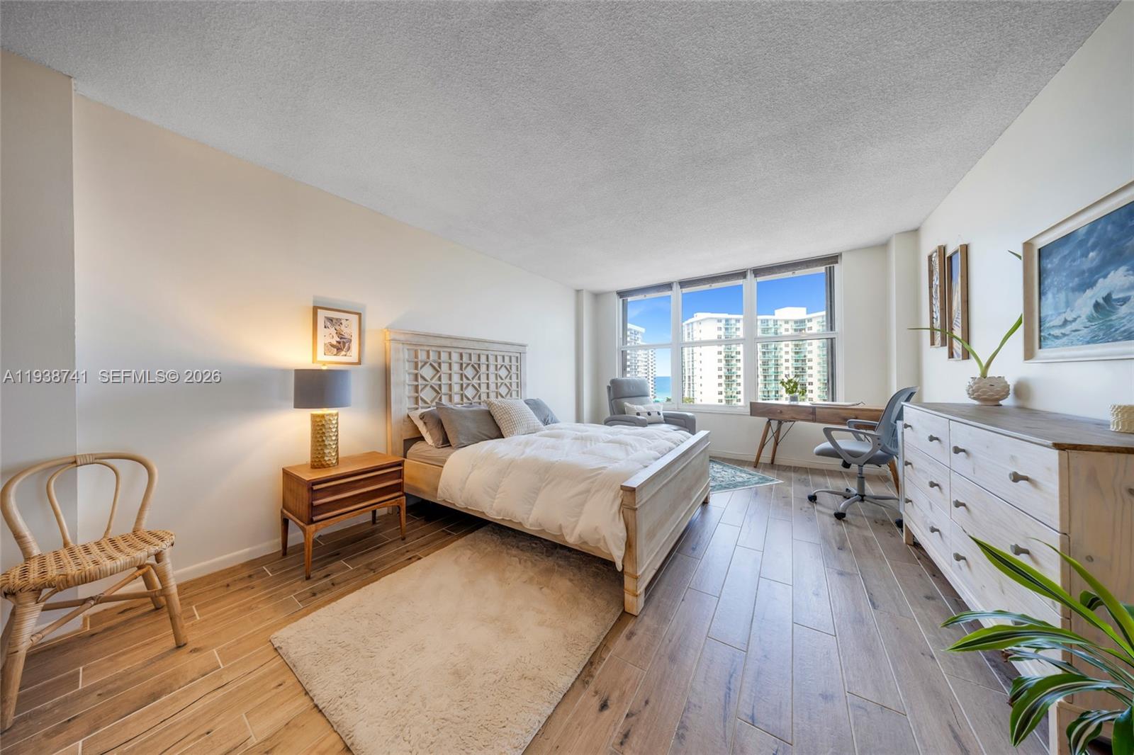 HALLMARK OF HOLLYWOOD CON - Residential