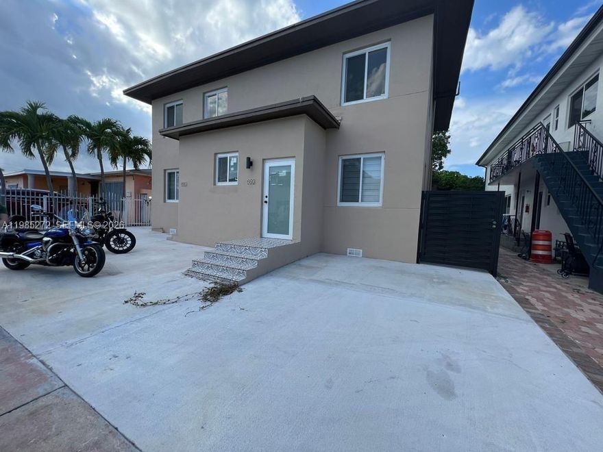 Great 2 bedrooms 1 full bathroom, open concept kitchen + living & dinning room. Washer & dryer inside of the unit. Fully furnished, shared patio, street parking. Ready to move in now.