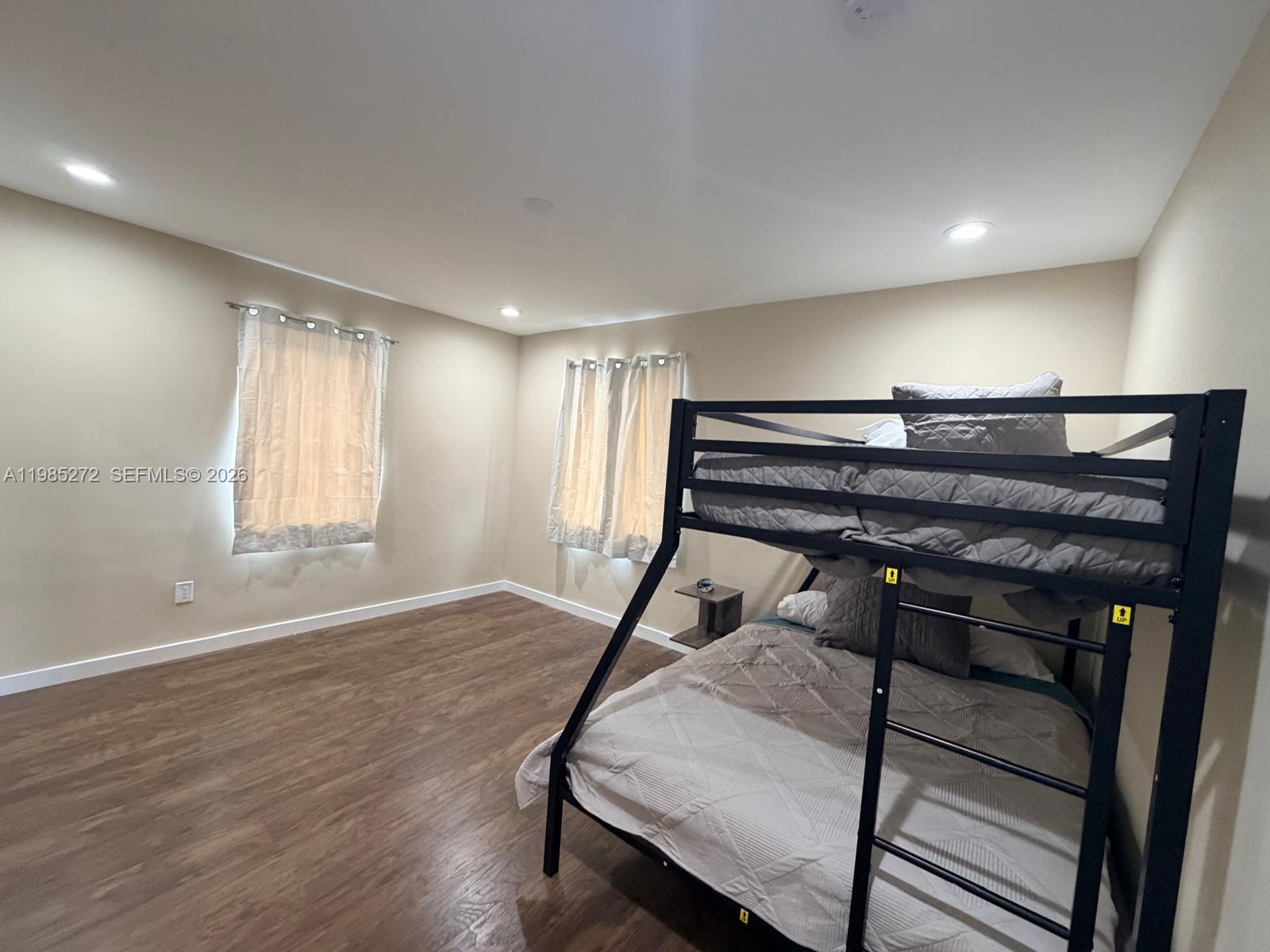 BISCAYNE BCH SUB - Residential Lease