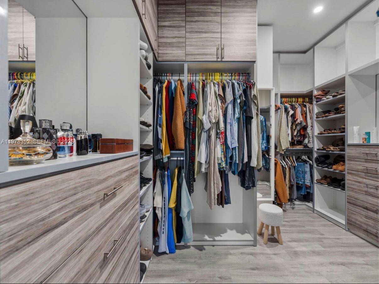 VALENCIA ACRES - Residential