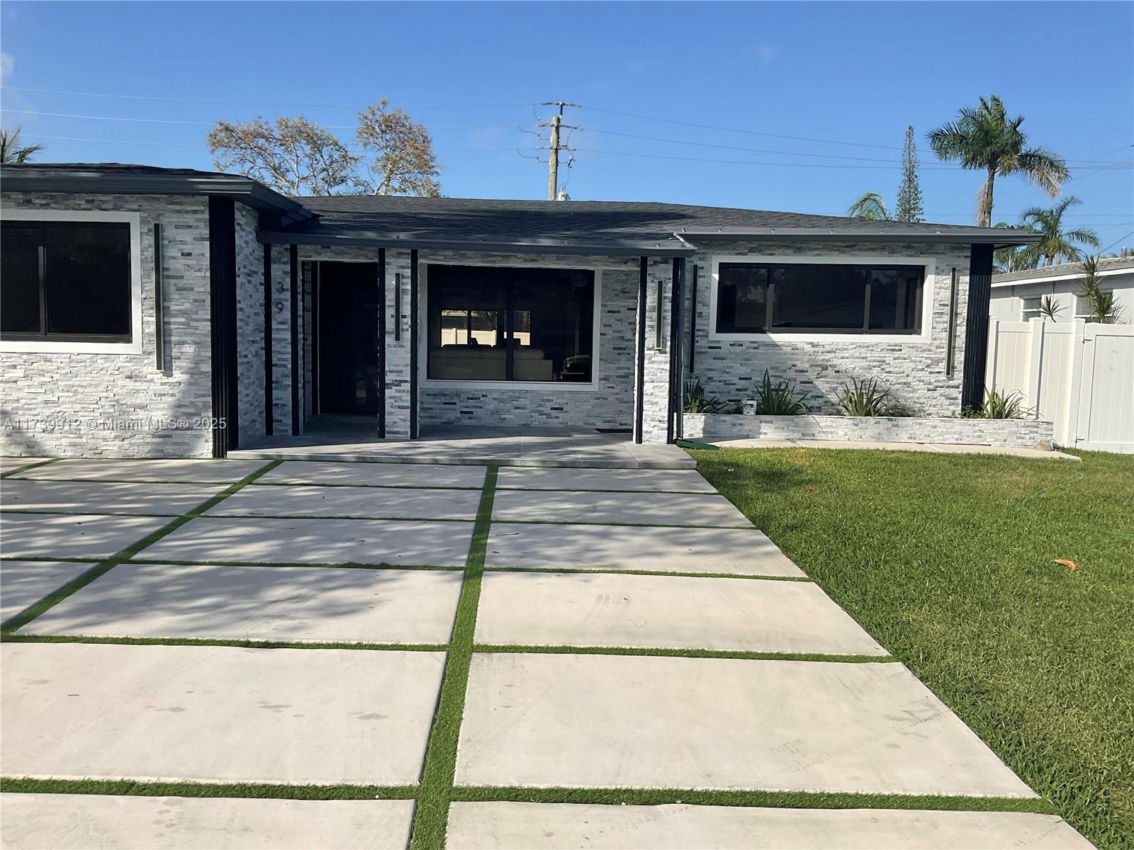 39 Se 7th St, Dania Beach, Miami-Dade County, Florida - 5 Bedrooms  
4 Bathrooms - 