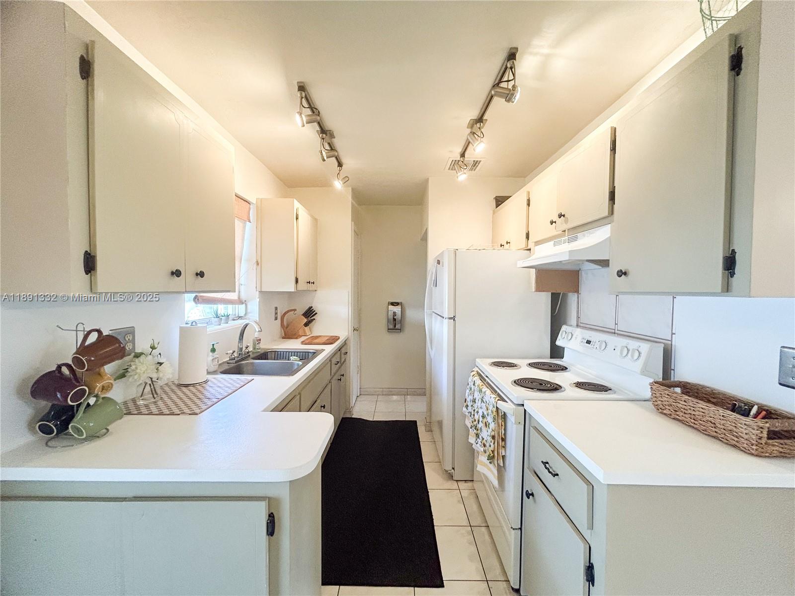 CORONET ACRES CONDO - Residential Lease