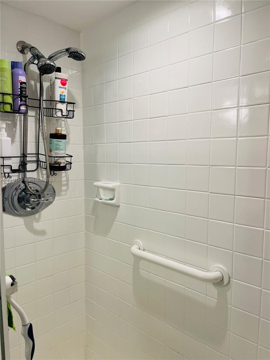 MEADOWBROOK LAKES CONDO - Residential