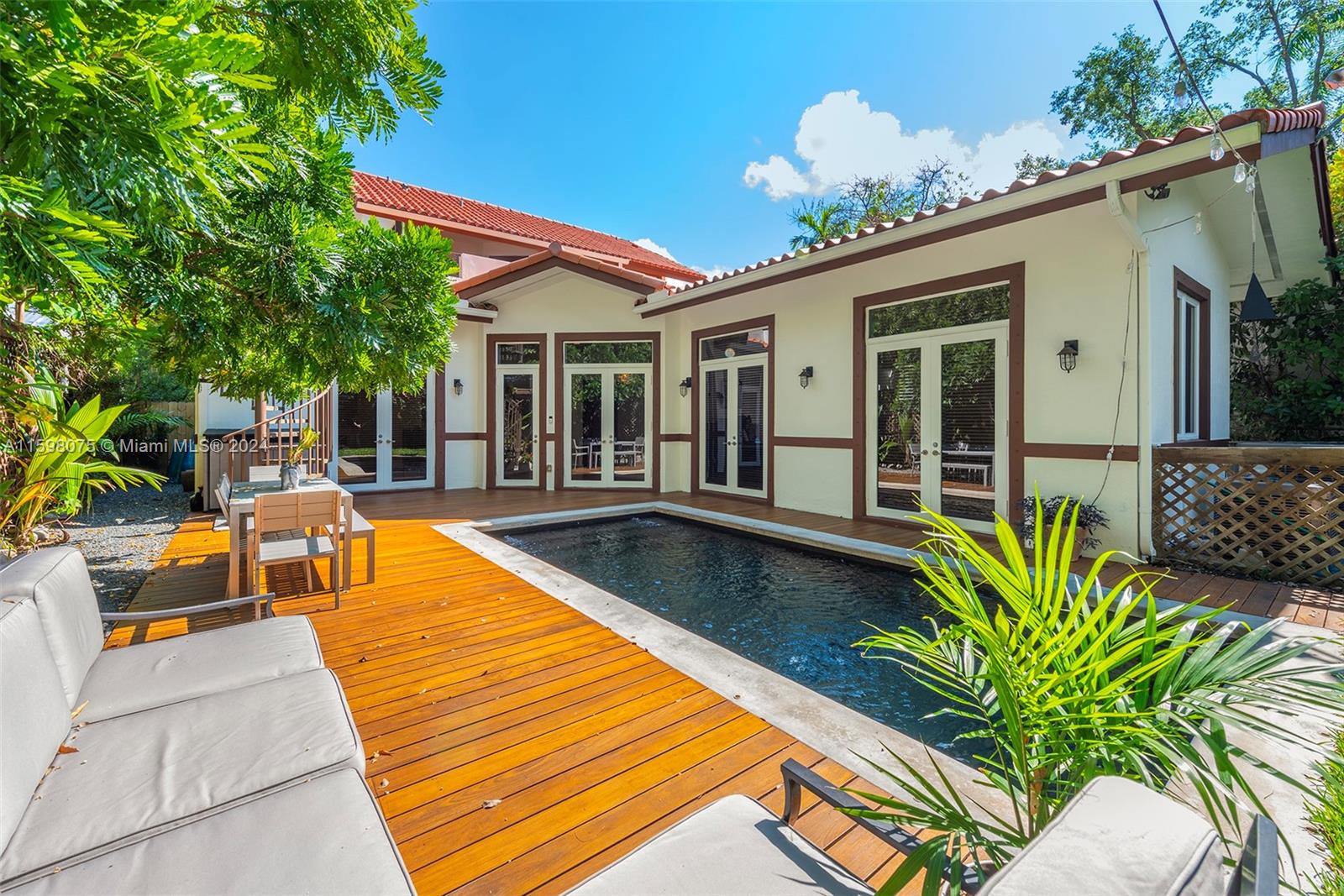 DOUGLAS CIRCLE - Residential