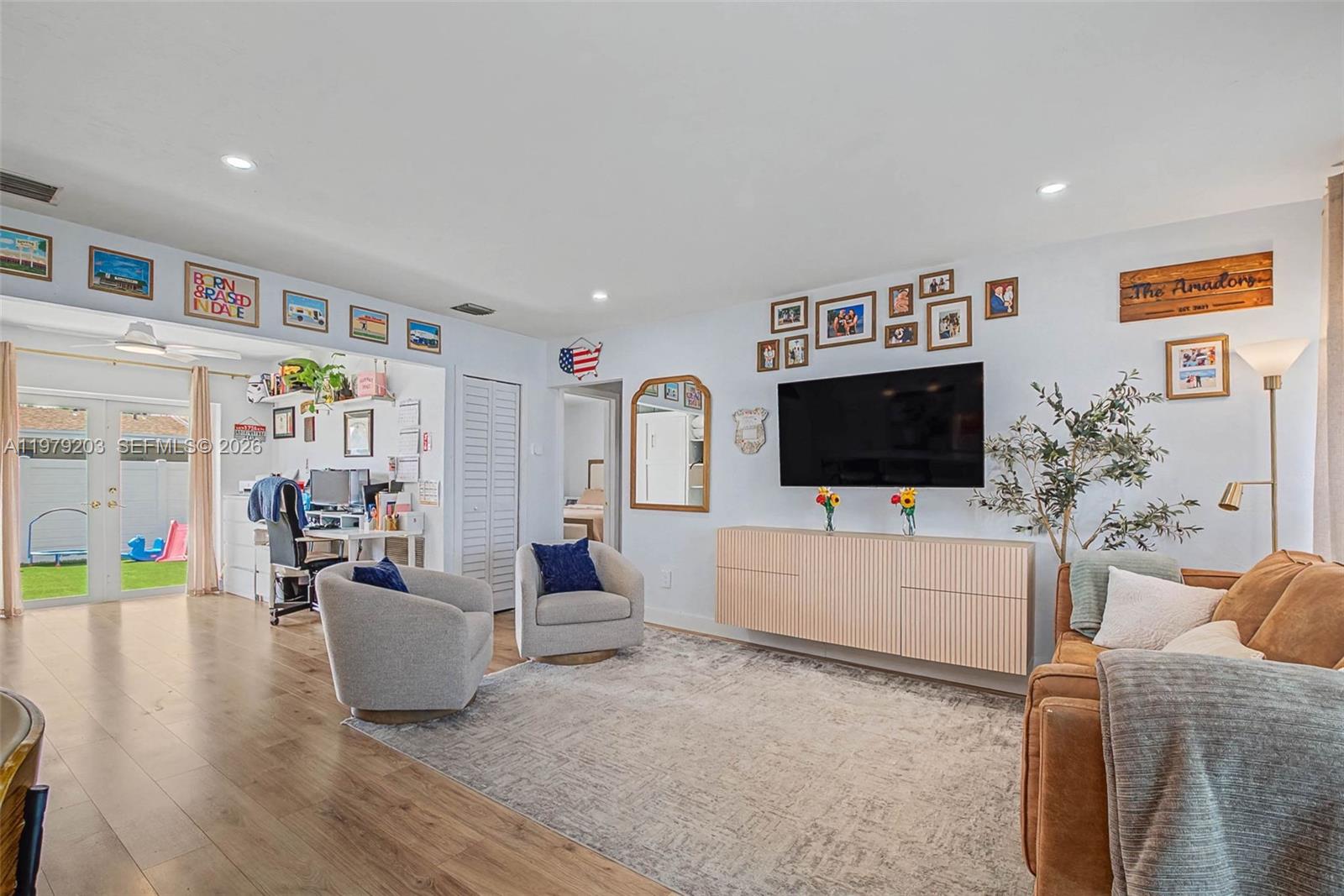 RICHMOND TOWNHOUSE - Residential