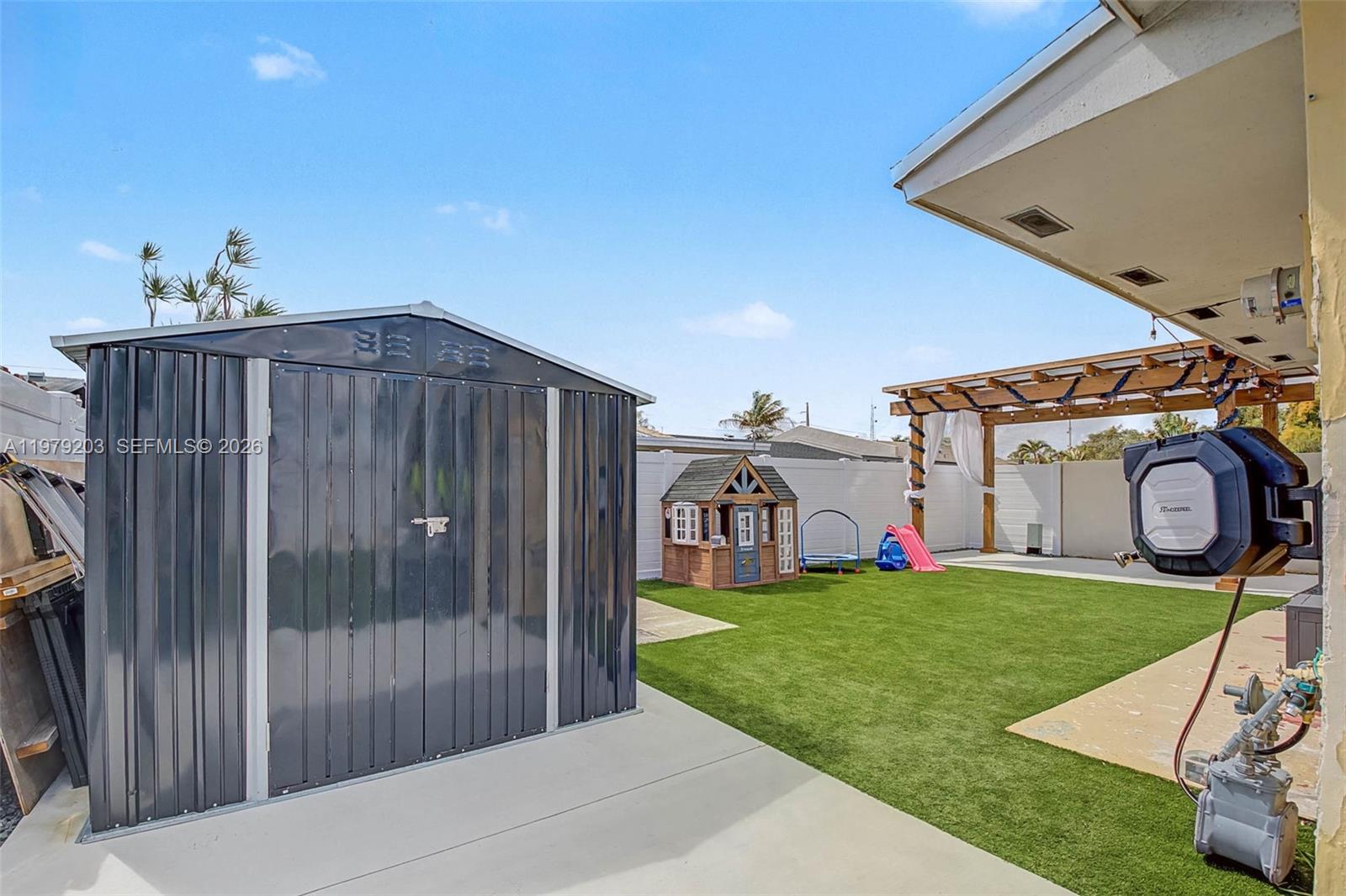 RICHMOND TOWNHOUSE - Residential