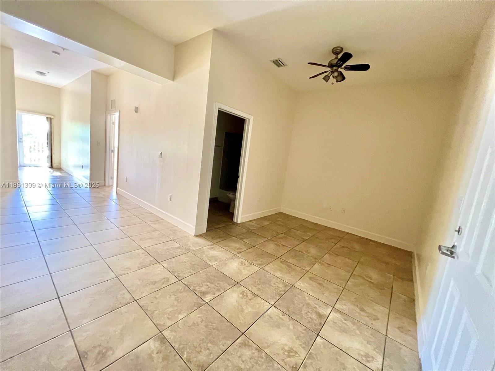 Great opportunity! Spacious apartment for rent at an excellent price. Features 2 bedrooms, 2 bathrooms, 2 assigned covered parking spaces, plus a community laundry on the first floor. Located in a super central yet quiet area, close to everything you need. Secure parking for your peace of mind. Fast approval in 24 hours—no association required! Call today to schedule your showing—this apartment won’t last!