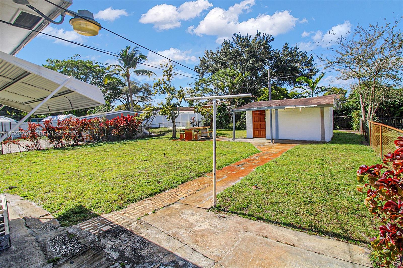 BREEZYWAY MANOR SECOND AD - Residential