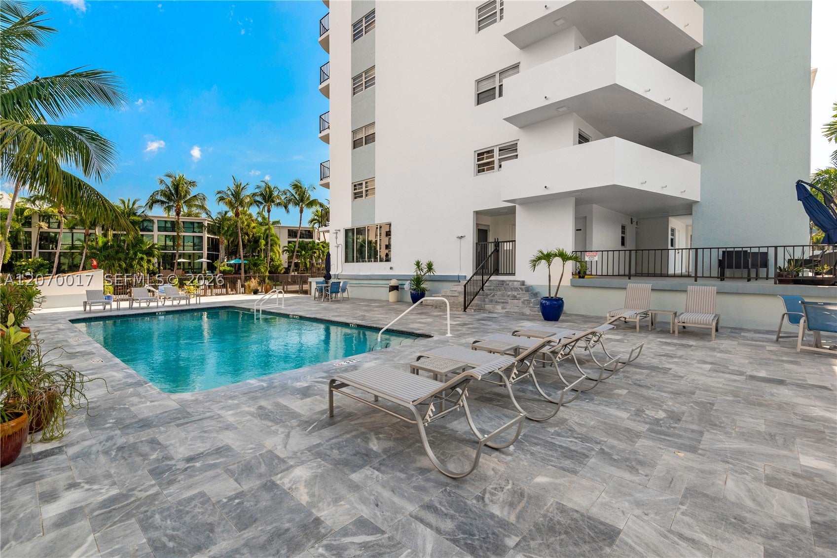 3051 NE 48th St 406