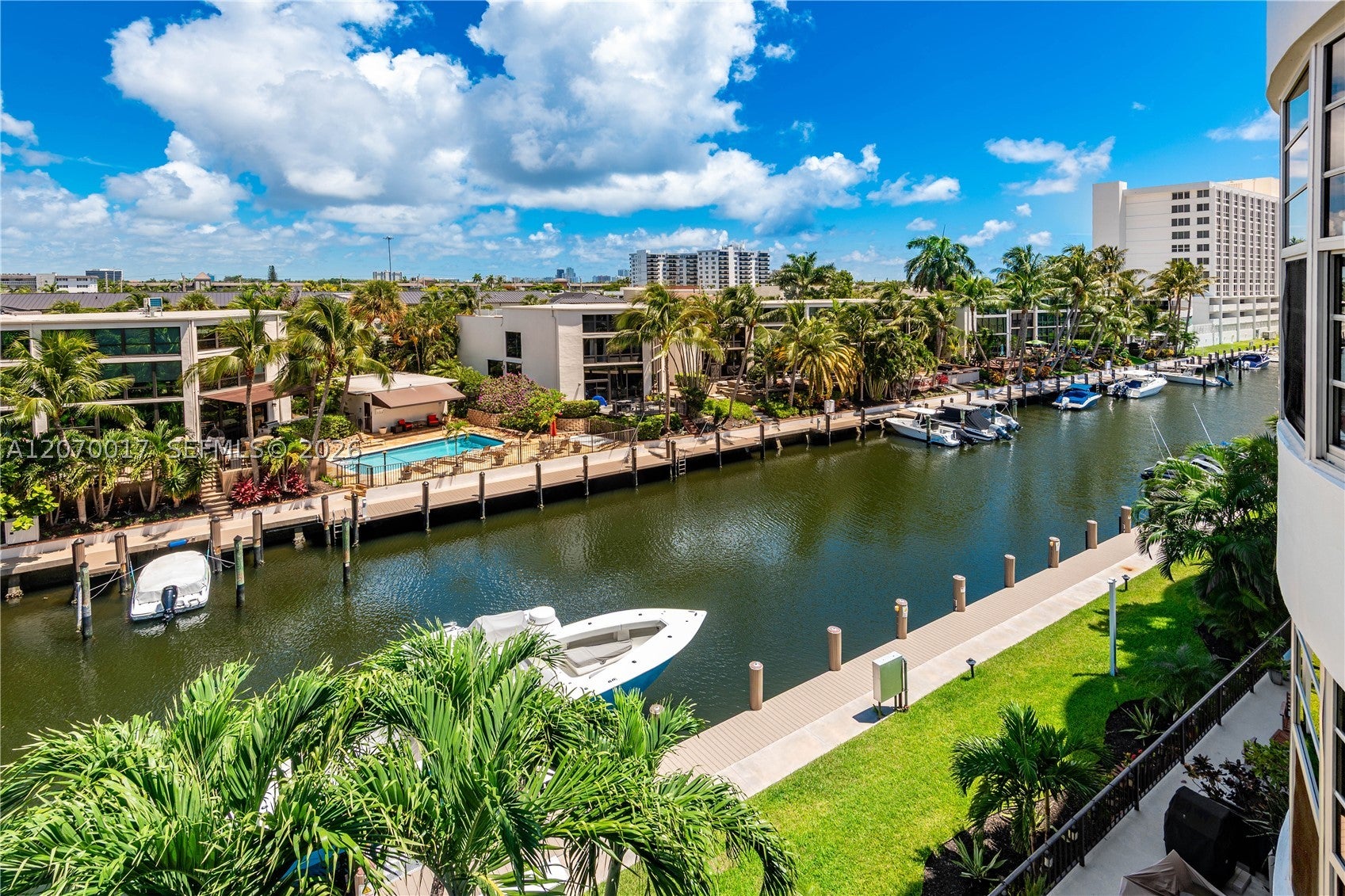 3051 NE 48th St 406
