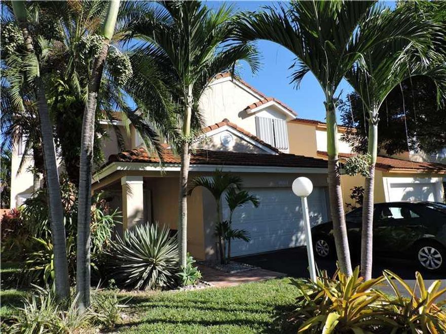 BEAUTIFUL HOME IN VIZCAYA IN THE HAMMOCKS. WOOD FLOORS AND CERAMIC TILE. STAINLESS STEEL APPLICANCES AND A GAS RANGE. NOT FORCLOSURE.