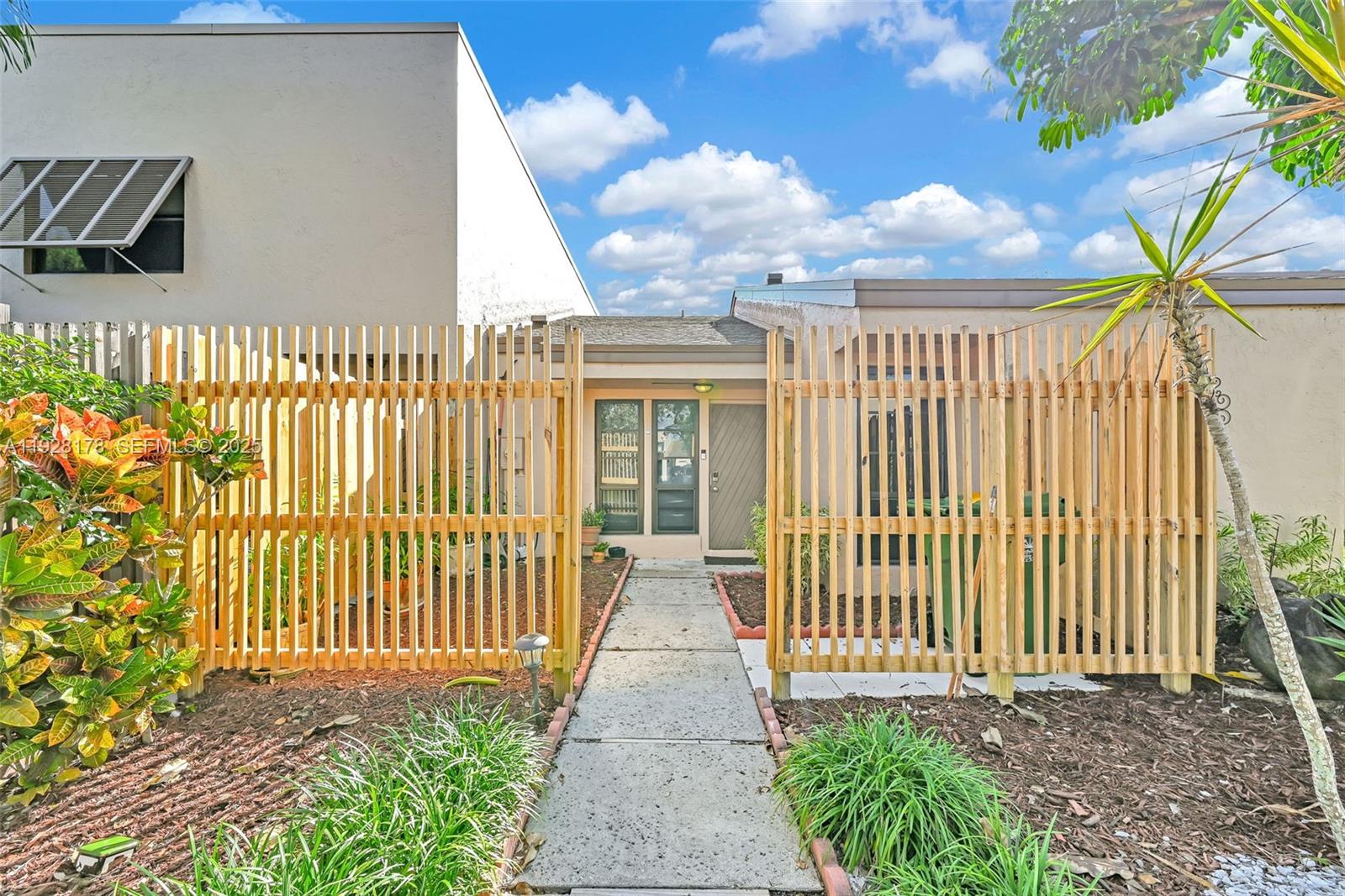 PEMBROKE LAKES SECTION SE - Residential Lease