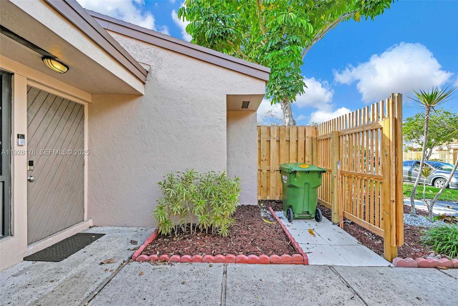 PEMBROKE LAKES SECTION SE - Residential Lease