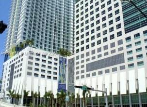 Gorgeous studio unit at Latitude ready to move in. Building includes lots of amenities, Pool, Gym, Private Movie theater, Party room, Valet parking, Security and more. Within walking distance from Mary Brickell Villa and Brickell
