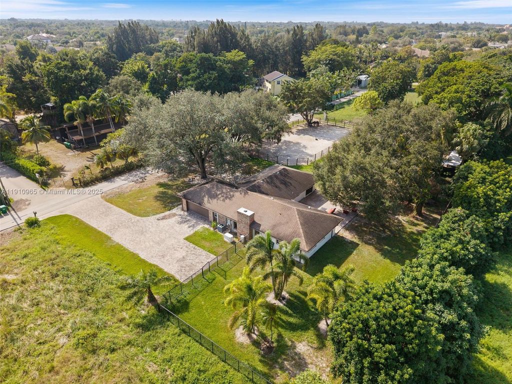 Photo of 12511 SW 13th St, Davie, FL 33325 (MLS # A11910965)