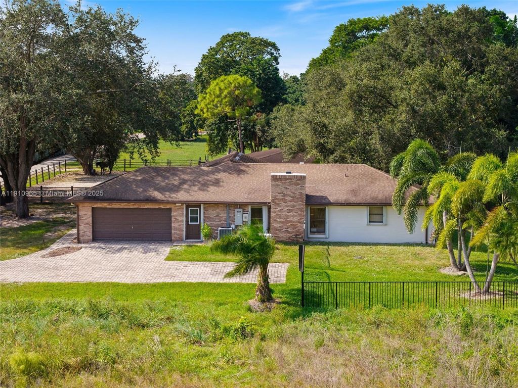 Photo of 12511 SW 13th St, Davie, FL 33325 (MLS # A11910965)