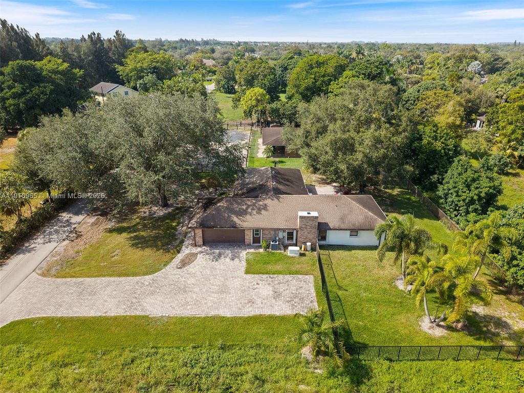 Photo of 12511 SW 13th St, Davie, FL 33325 (MLS # A11910965)