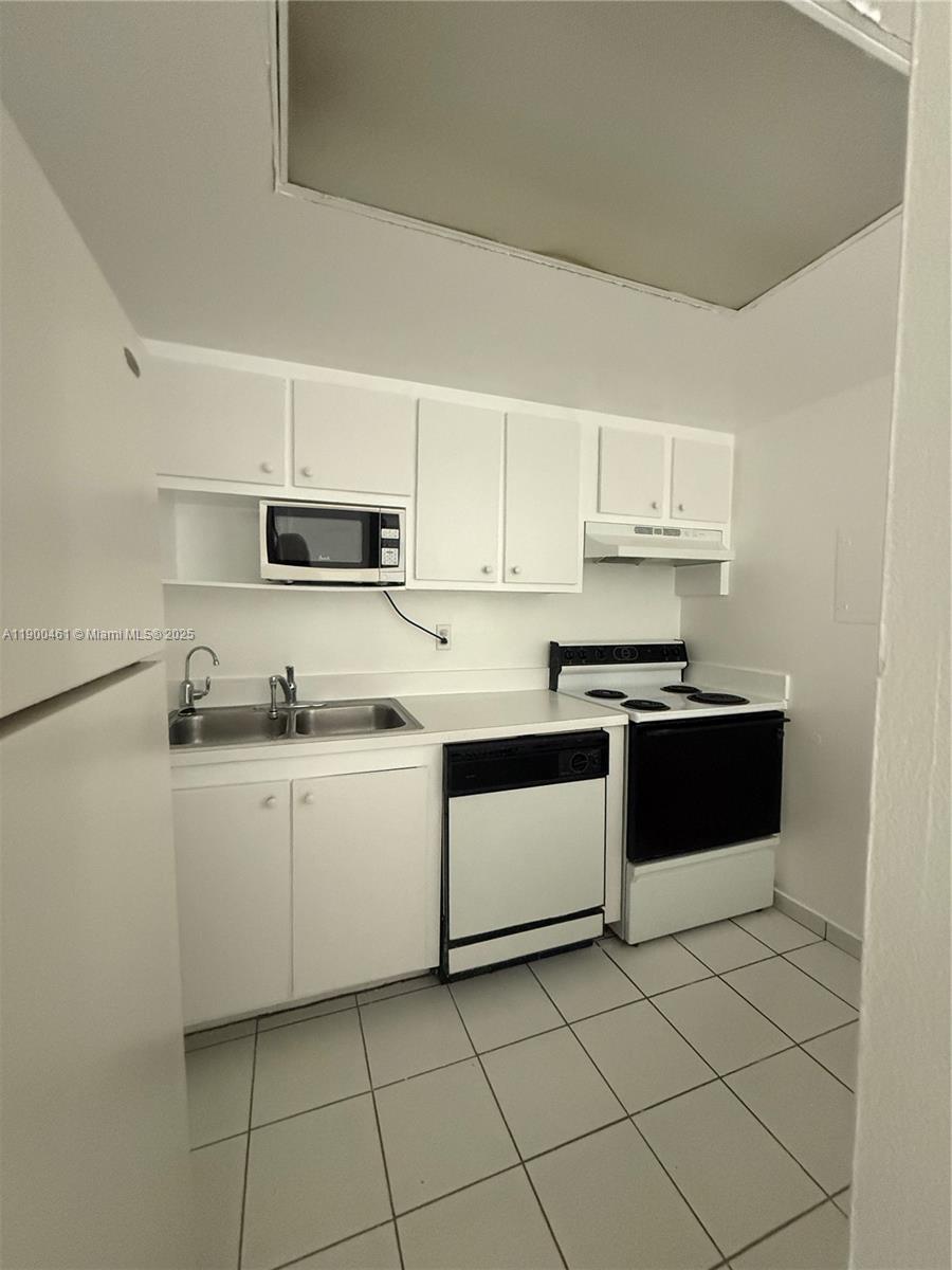 SANDALWOOD CONDO APTS - Residential Lease