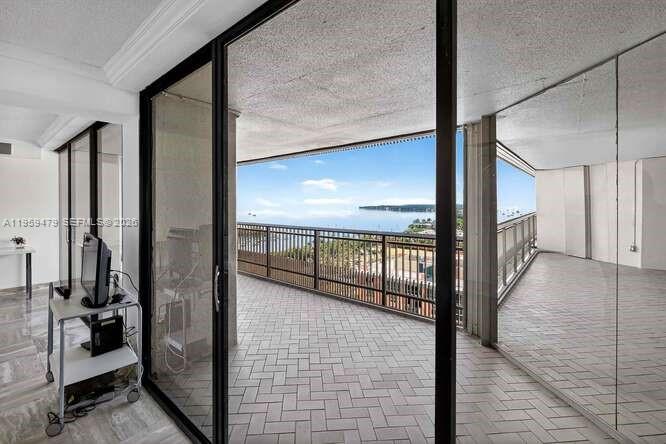 YACHT HARBOUR CONDO - Residential