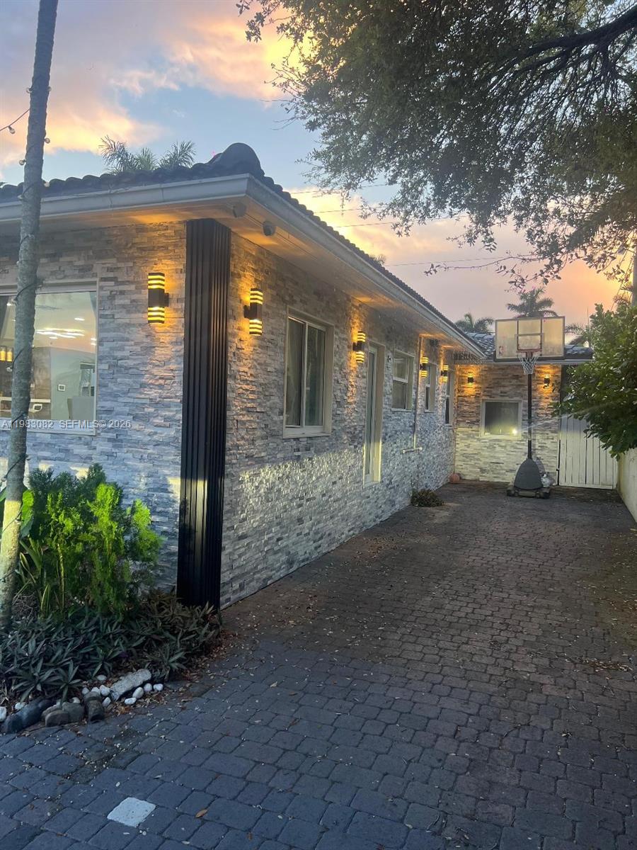 HOLLYWOOD - Residential Lease