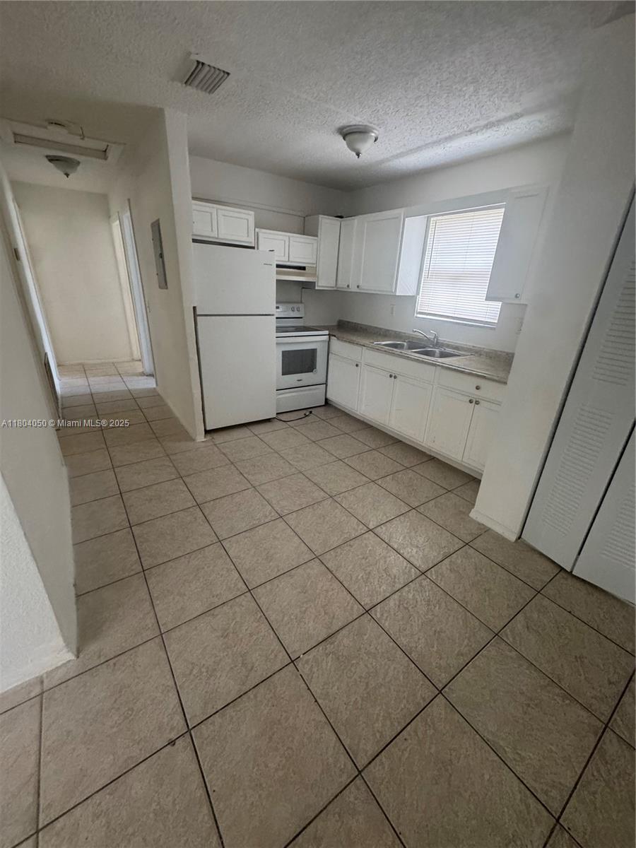 2856 Nw 14th St 1-2, Fort Lauderdale, Broward County, Florida - 3 Bedrooms  
2 Bathrooms - 