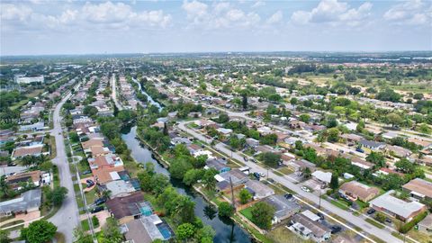 Single Family Residence in Sunrise FL 7570 21st St 26.jpg