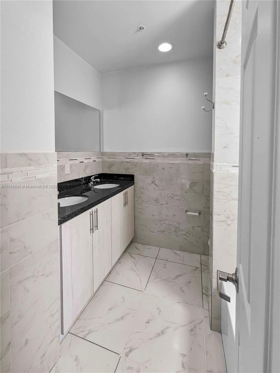 AVACADO PARK - Residential Lease