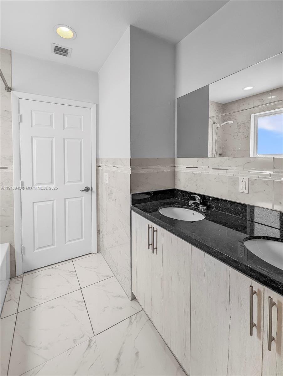 AVACADO PARK - Residential Lease