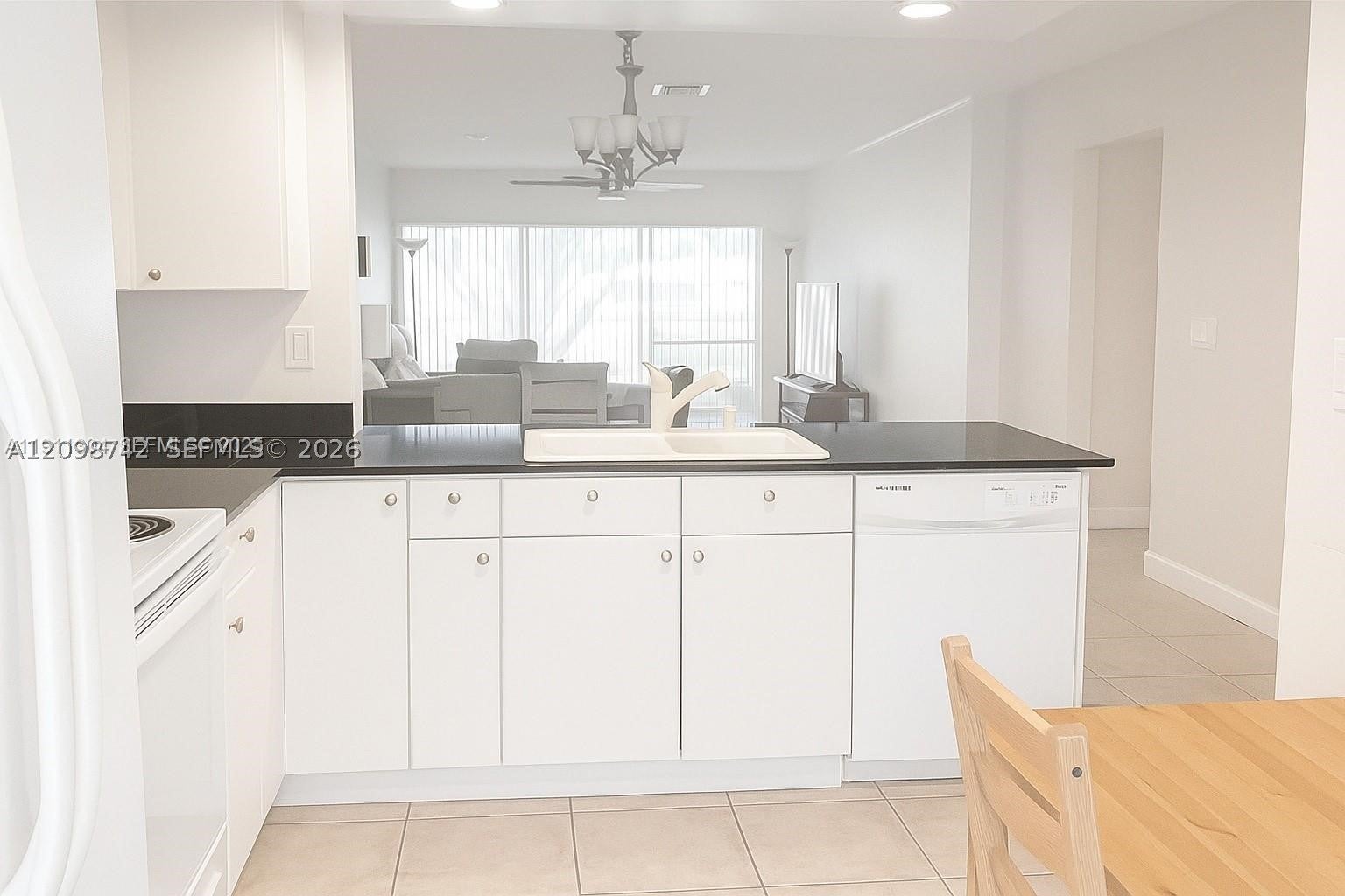 6530 NW 98th Ter B25, Tamarac, FL, 33321/$220,000 2 6530 NW 98th Ter B25