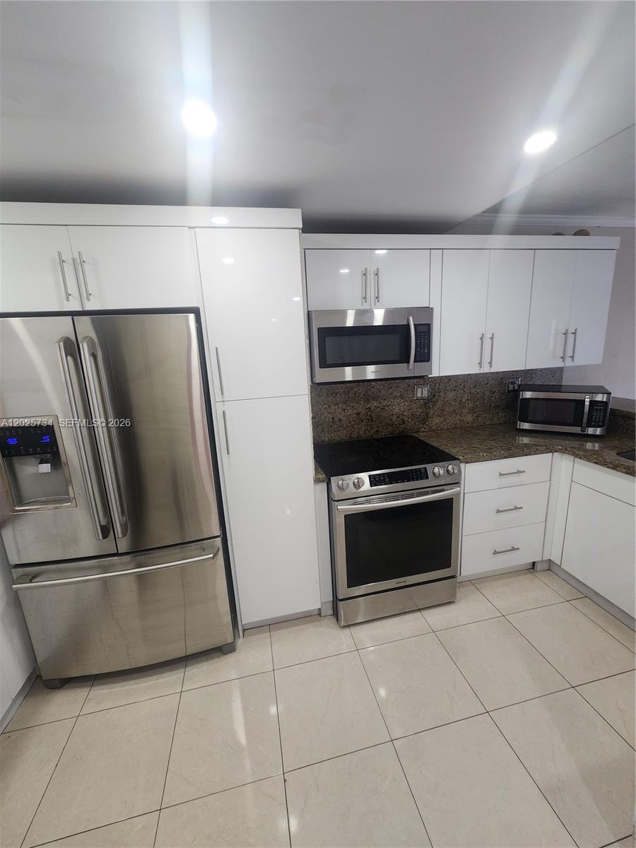 VISTA DEL LAGO CONDO VII - Residential Lease
