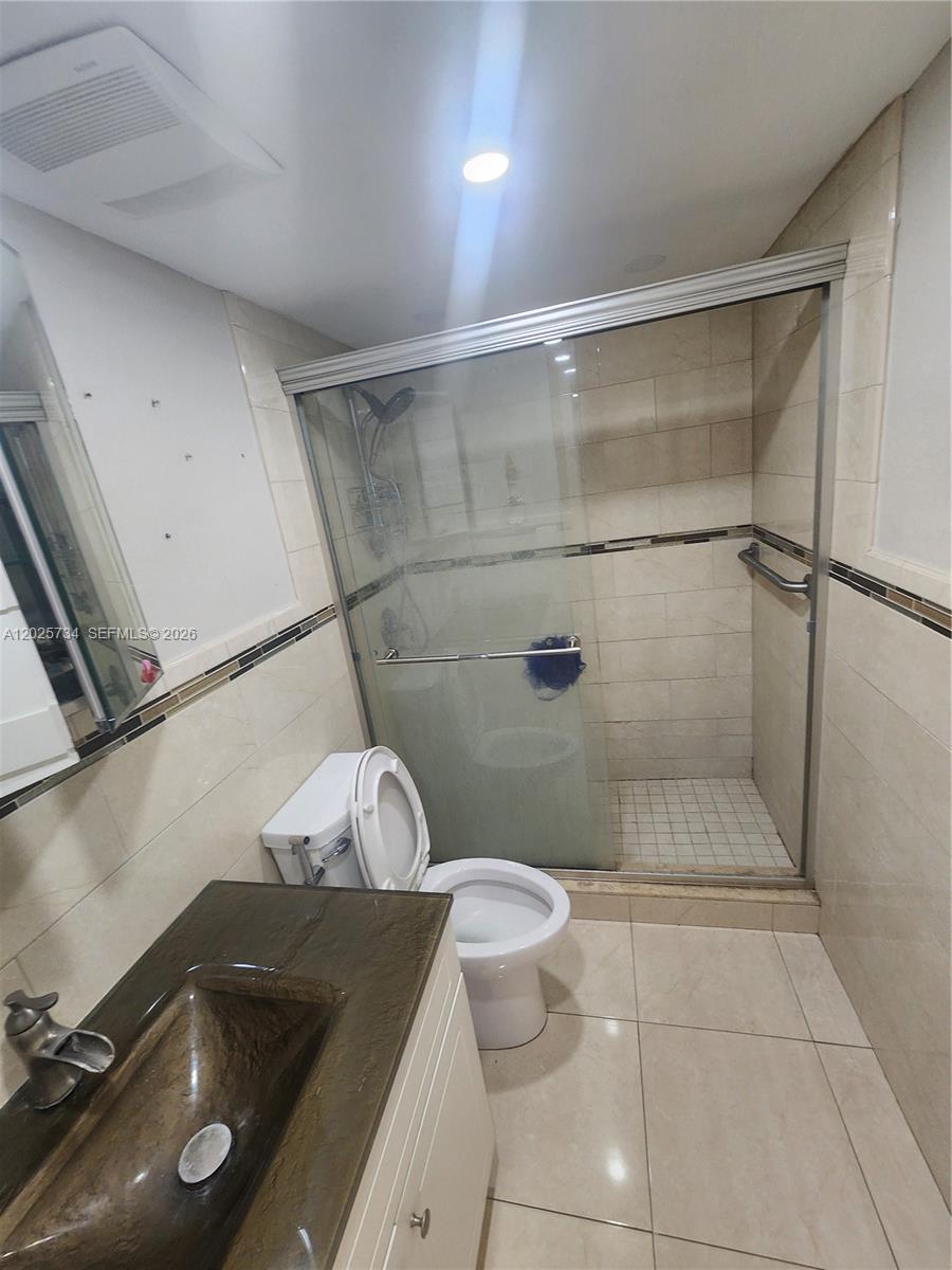 VISTA DEL LAGO CONDO VII - Residential Lease
