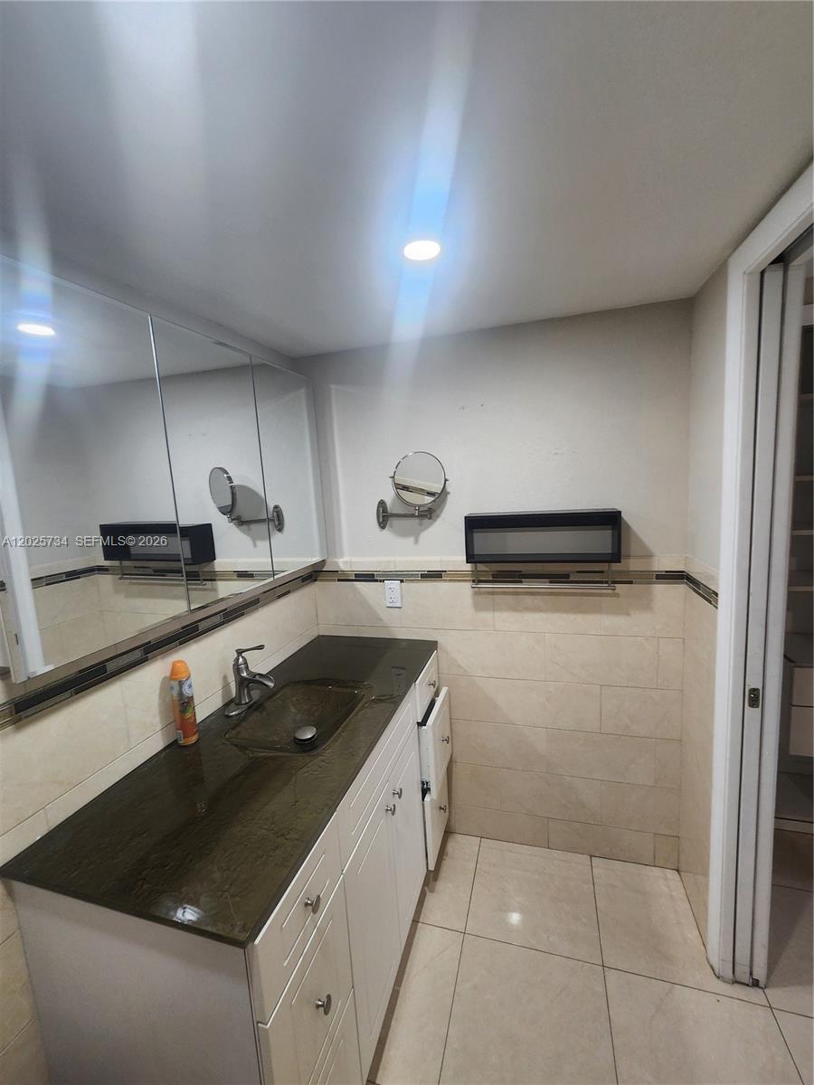 VISTA DEL LAGO CONDO VII - Residential Lease