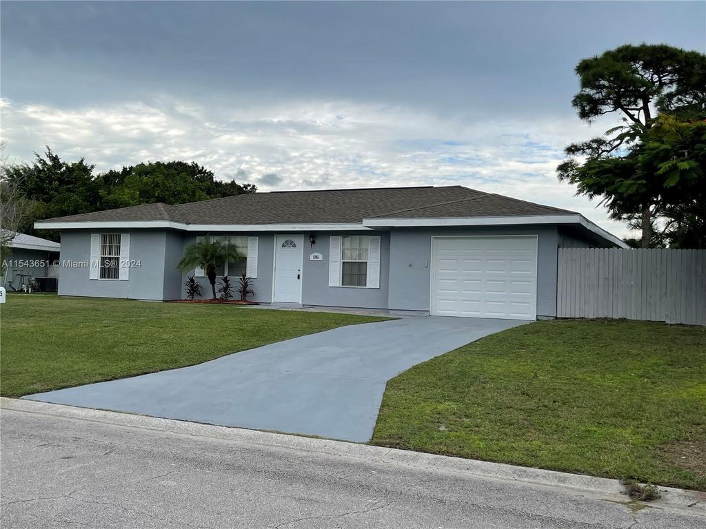 Photo of 1385 SE Oakmont Ln, Port Saint Lucie, FL 34952 (MLS # A11543651)