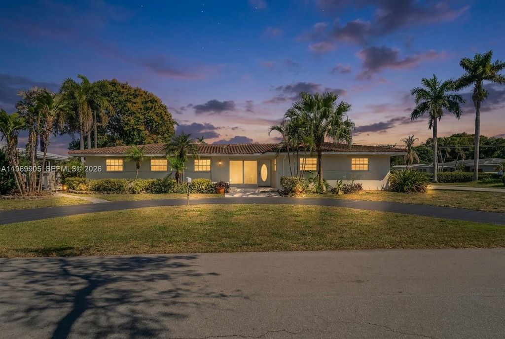 Photo of 215 Entrada Dr #1, Hollywood, FL 33021 (MLS # A11969905)