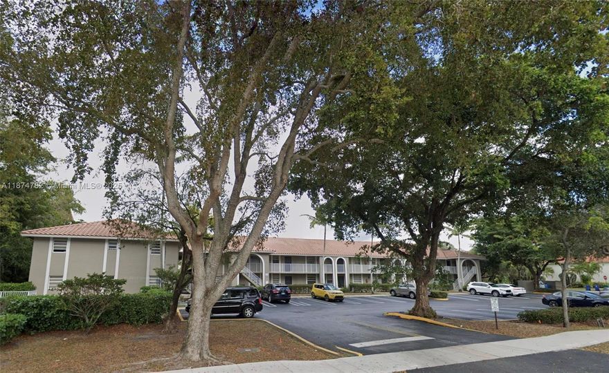 GREAT OPPORTUNITY IN CORAL SPRINGS. 2 BEDROOM 2 BATHROOM UNIT ON FIRST FLOOR AND DIRECT ACCESS TO PARKING. COMMUNITY POOL, WASHER AND DRYER, TILE THROUGHOUT. ON ROYAL PALM BLVD SURROUNDED BY EXCELENT SCHOOLS AND SERVICES. AVAILABLE IMMEDIATELY. IDEAL FOR RESIDENCE OR INVESTMENT IN A GROWING COMMUNITY.