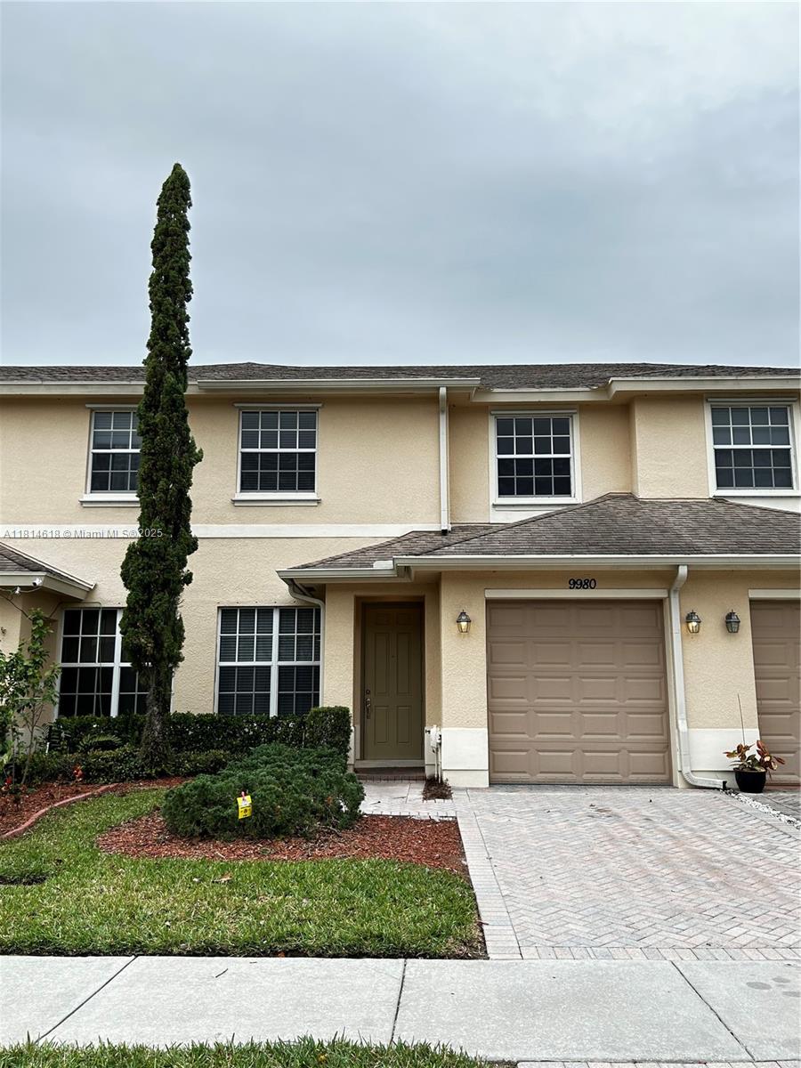 Attention Vero Beach! Modern 3B/2.5B townhouse with a beautiful lake view. Completely remodeled bathrooms and kitchen with stainless steel appliances and marble countertop. Clubhouse offers swimming pool, jacuzzi, gym, meeting room, tennis courts, basketball courts and playground. Close to shopping centers, outlet mall and gorgeous beaches. Live where others vacation!