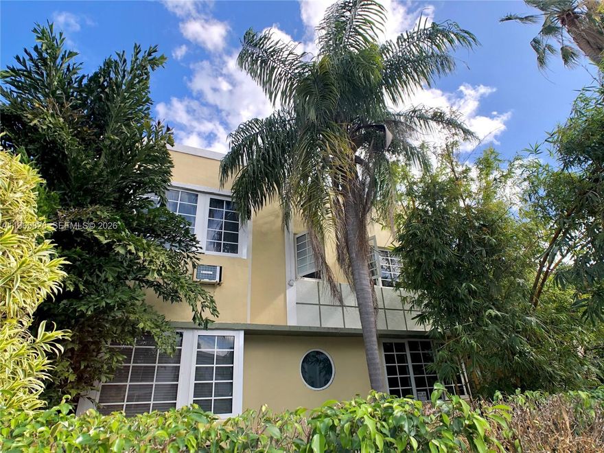 Spacious 1 bedroom near Lincoln Road. This Art Deco gem features an expansive living area with a separate dining area and lots of closet space. The building is secured, has on-site laundry, and is only 1 1/2 blocks away from Lincoln Road Mall.