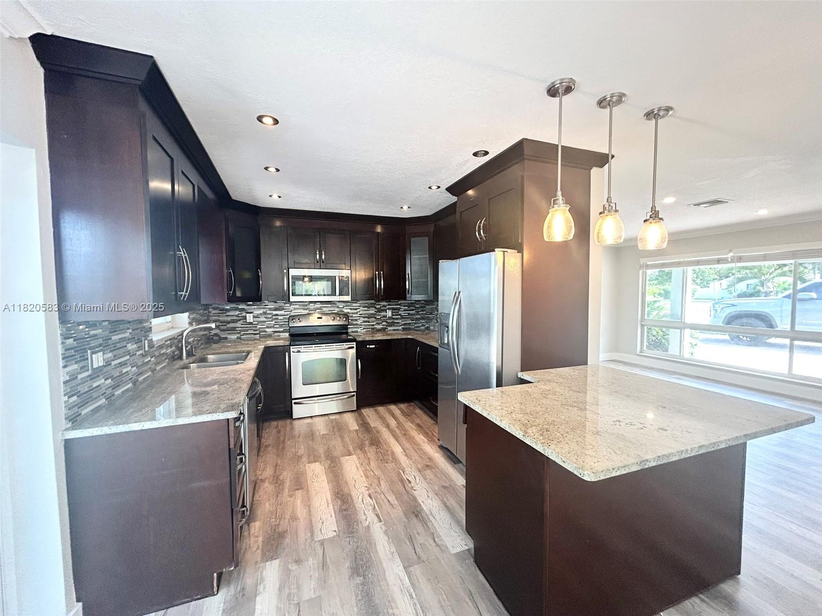 CORAL MANOR THIRD ADD - Residential Lease