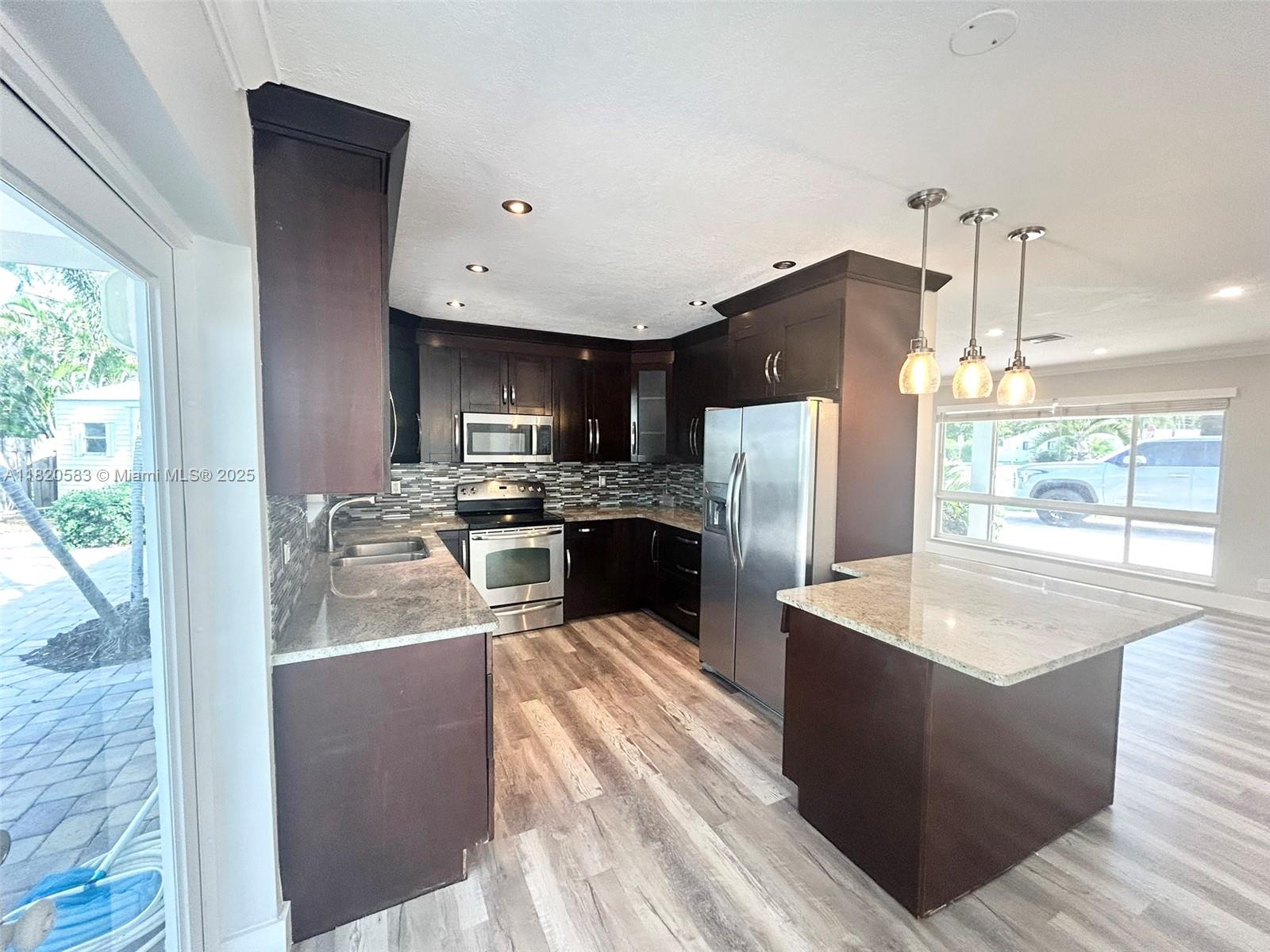 CORAL MANOR THIRD ADD - Residential Lease