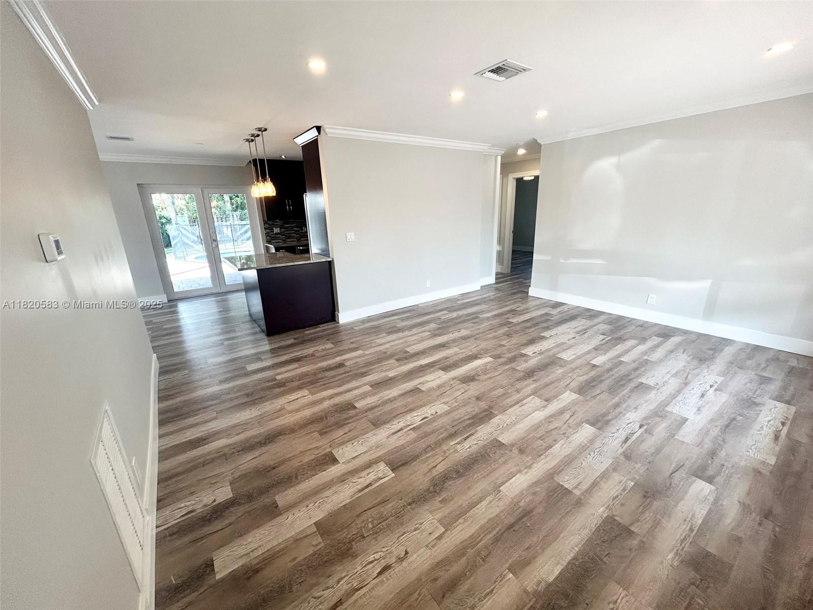 CORAL MANOR THIRD ADD - Residential Lease